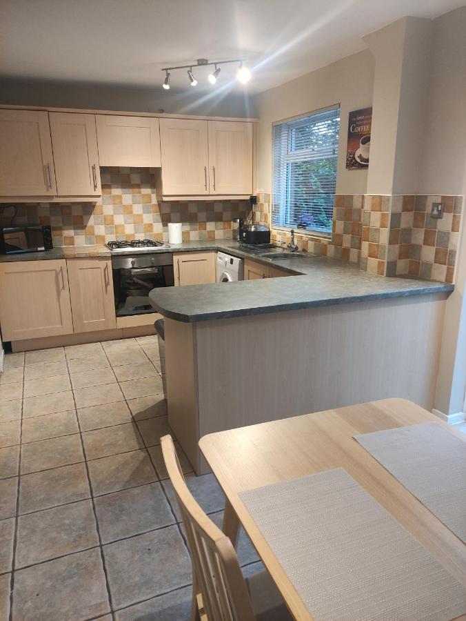 Perfect Place In Walsall/ 4 Bedroom / Long Term Workers Or Family Home Екстериор снимка