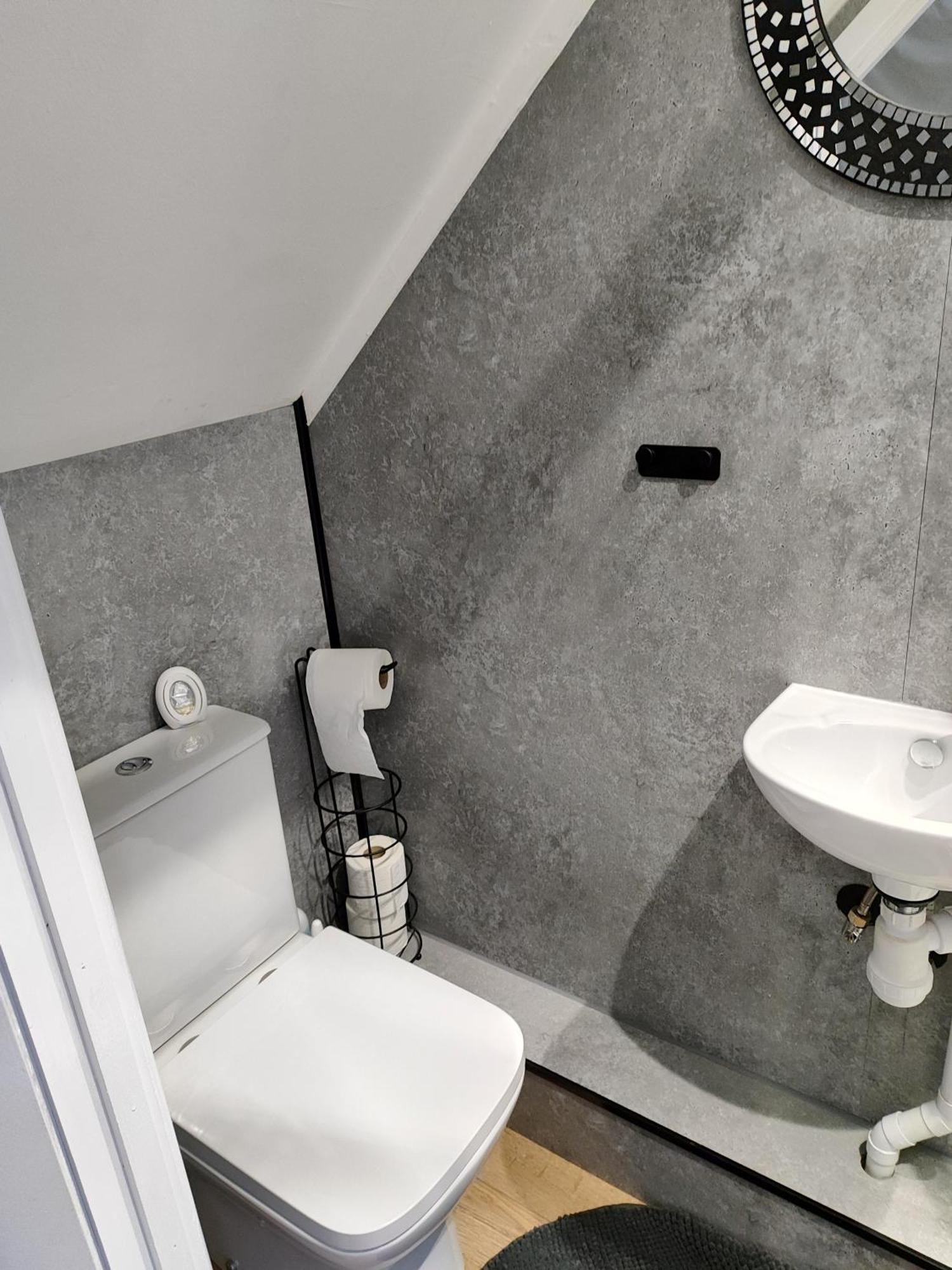 Perfect Place In Walsall/ 4 Bedroom / Long Term Workers Or Family Home Екстериор снимка